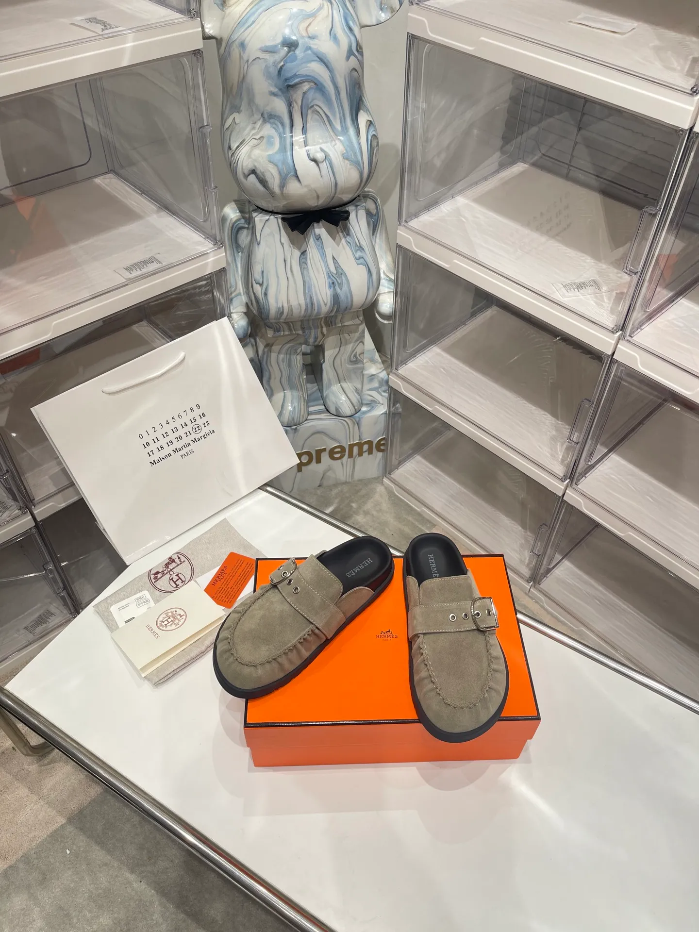 [H Family Hermès] P: 540💰 Size: Male 39-44 (45 46 customized) Female 35-40 (41 42 customized) HERMES Hermès latest kelly buckle couple style Birkenstock slippers, classic family language design! It looks good no matter how you match it! Casual and high-end feeling, the comfort is also great, paired with a variety of colorful socks, it gives a trendy and high-end feel ●Upper: imported cow suede ●Inner: imported sheepskin ●Foot pads: imported mixed sheepskin ●Outsole: Tpu non-slip and wear-resistant outsole